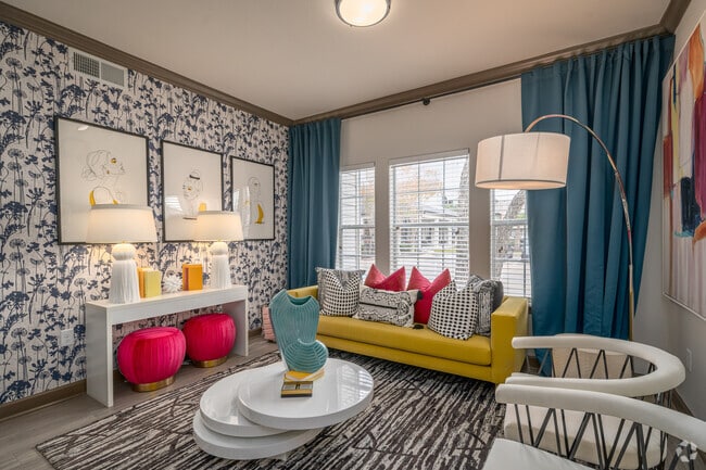 2BR, 2BA - 1,019SF - Living Room