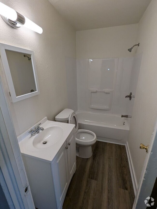 Building Photo - Ground Level 2 Bedroom, 2 Bath apartment. ...