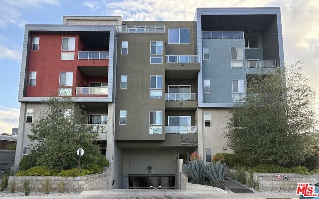 Building Photo - 4211 Redwood Ave Unit 306 Rental