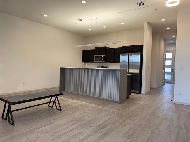 575 S Fretz Ave