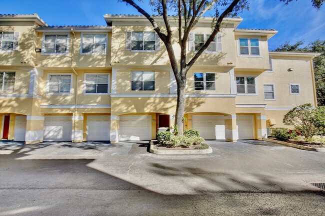 Beautiful 2/2 Three Story Condo with a Bon... - Beautiful 2/2 Three Story Condo with a Bon...
