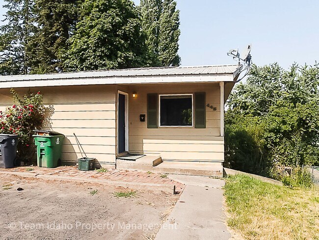 443/445 N. Van Buren