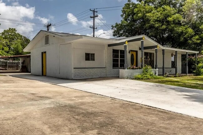 Photo - 463 Sprucewood Ln