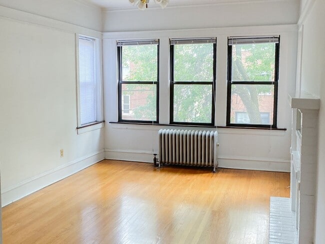 Building Photo - 1448 W Cornelia Ave Unit 2