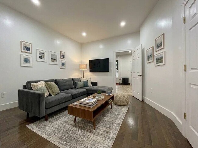 1639 DeKalb Ave Unit Extra Large
