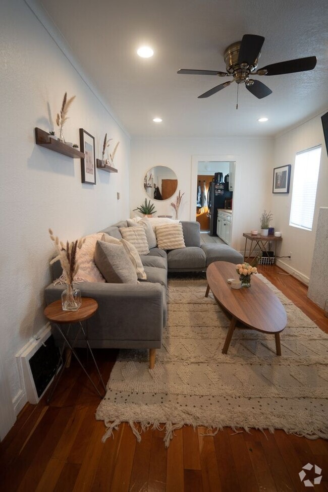 Building Photo - 2840 S Mansfield Ave Unit 2840 S Mansfield Ave Rental