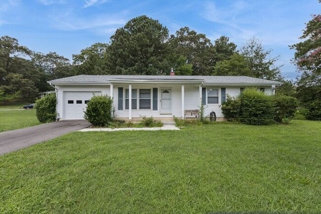 Building Photo - Recently Updated Rambler with 1 Car Garage... Rental