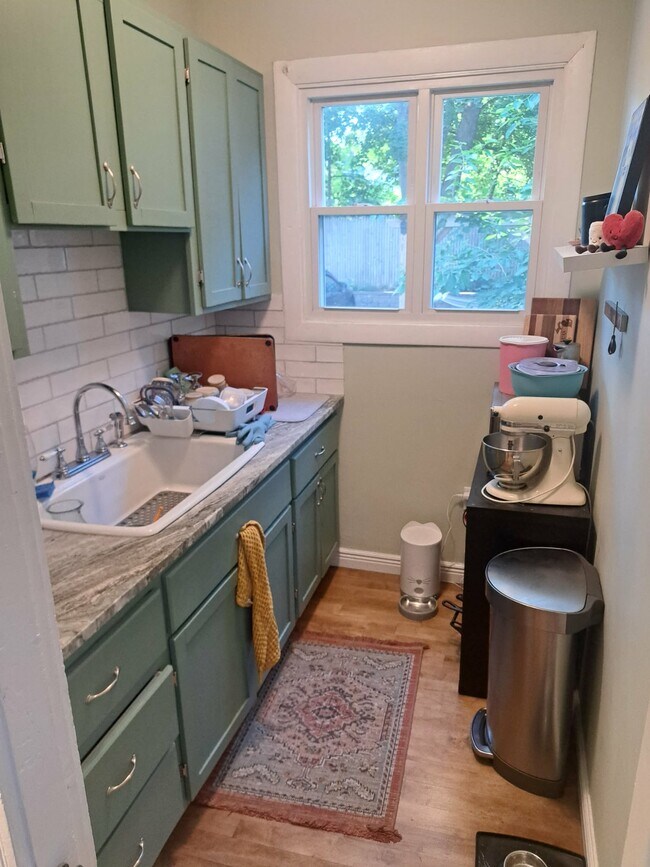 kitchen - 377 Pearl St Unit 1
