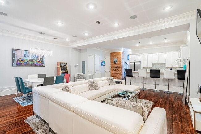 Building Photo - 1201 Baronne St Unit 1