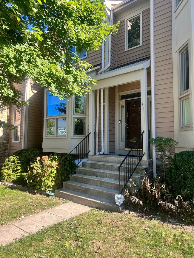 Spacious 4-Bedroom, 3.5-Bath Row House wit... - Spacious 4-Bedroom, 3.5-Bath Row House wit...