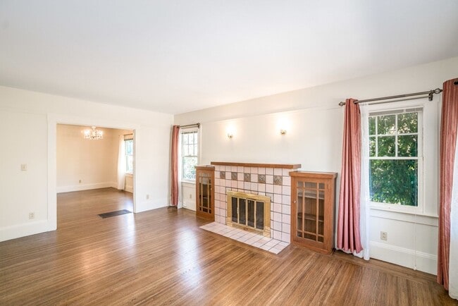 Photo - 1537 Court St