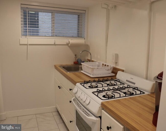 Photo - 2121 N St NW