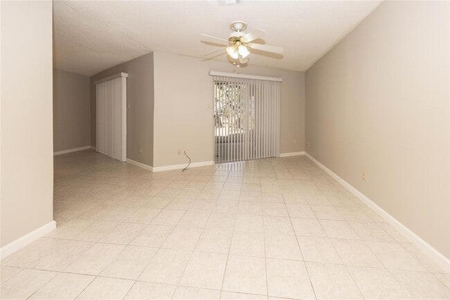 Building Photo - 11 Deerfield Dr