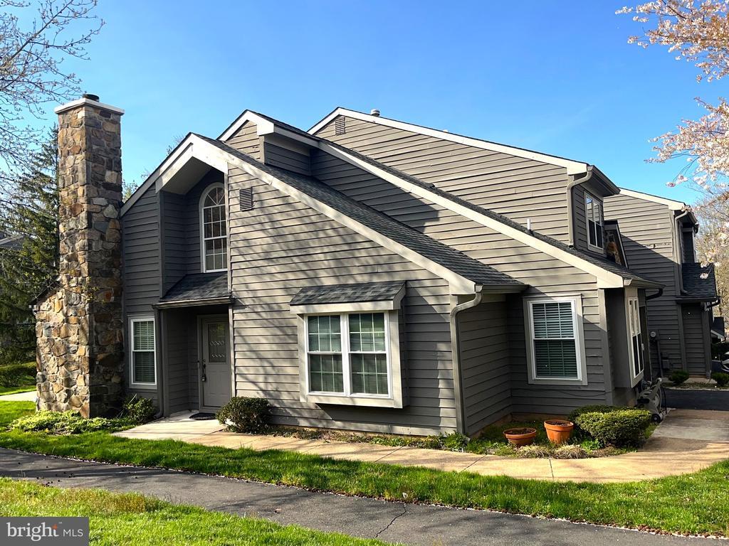 Photo - 40 Roxbury Ct