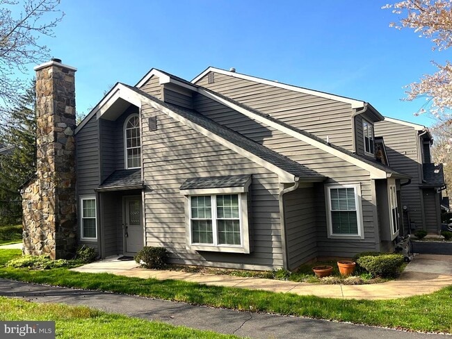 Building Photo - 40 Roxbury Ct