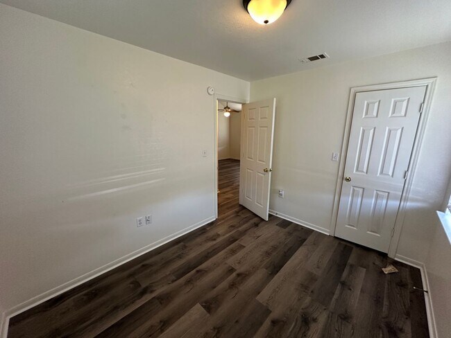 Photo - 204 W Avenue F Unidad A