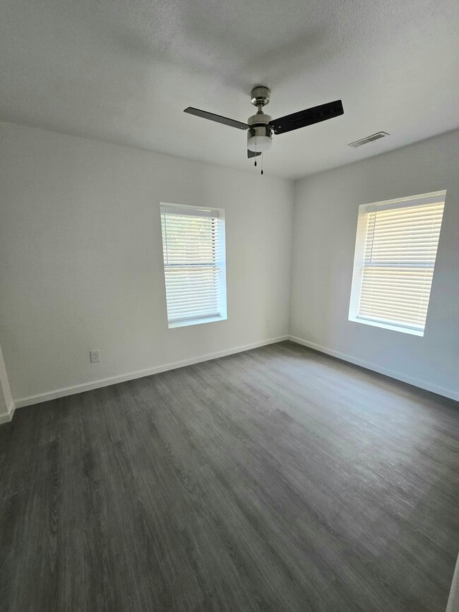 Photo - 300 S 5th St