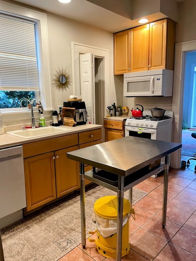 Building Photo - 8 Railroad Ave Unit 8 B