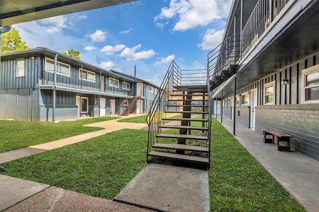 Building Photo - 4706 Yellowstone Blvd Unit 12