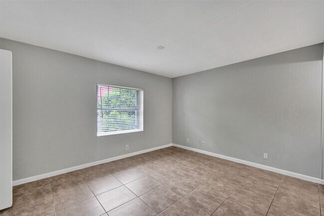 Photo - 555 SE 8th St Unidad 252