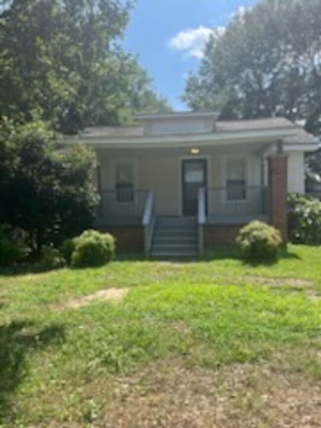 Building Photo - 2 bed 1 bath single family home newly remolded