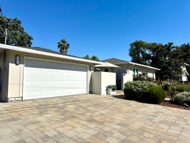 Building Photo - Beautiful 3 bedroom, 2 bath single level home in the Woodlands-Walnut Creek