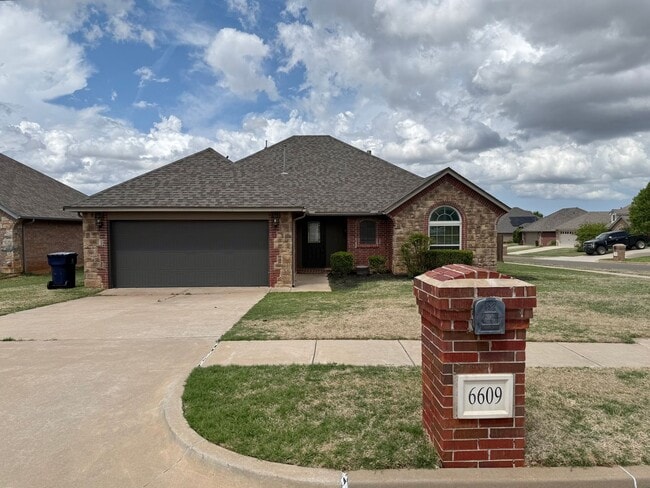 Building Photo - Inviting 3 Bed 2 Bath in Deer Creek Neighborhood