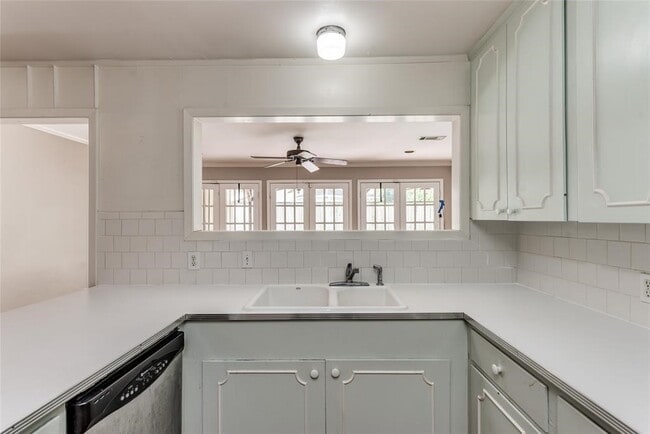 Photo - 5537 Lincrest Ln