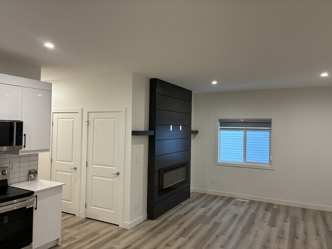 Photo - 7814-7891 91 St