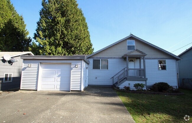 Building Photo - UPDATED & WELL MAINTAINED 3 BED, 2 BATH SE... Rental