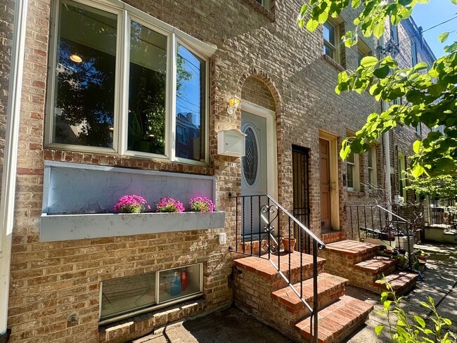 Building Photo - 321 Titan St