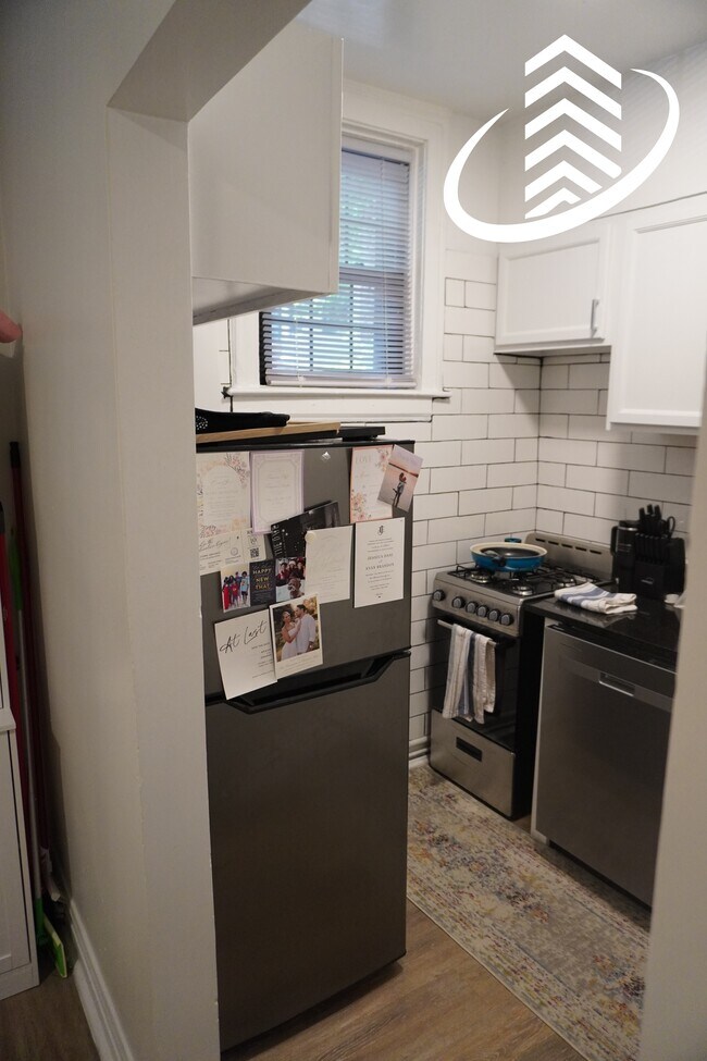 Photo - 426 W Briar Pl Unit B1