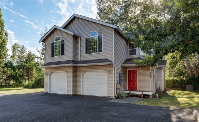 Photo - Spacious 4-Bedroom Duplex for Rent!