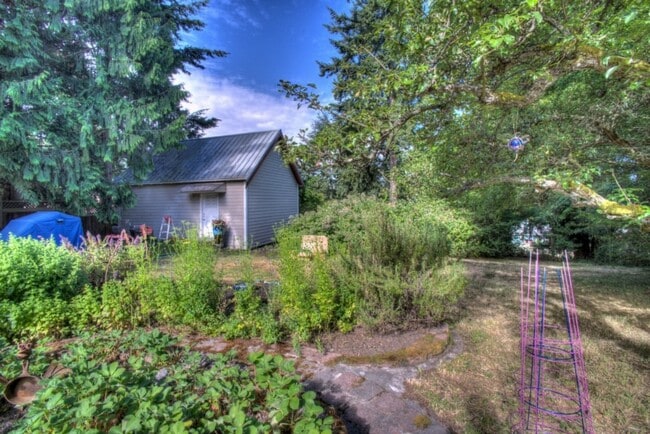 Building Photo - 1829 North 200th Street Unit Garden Cottage