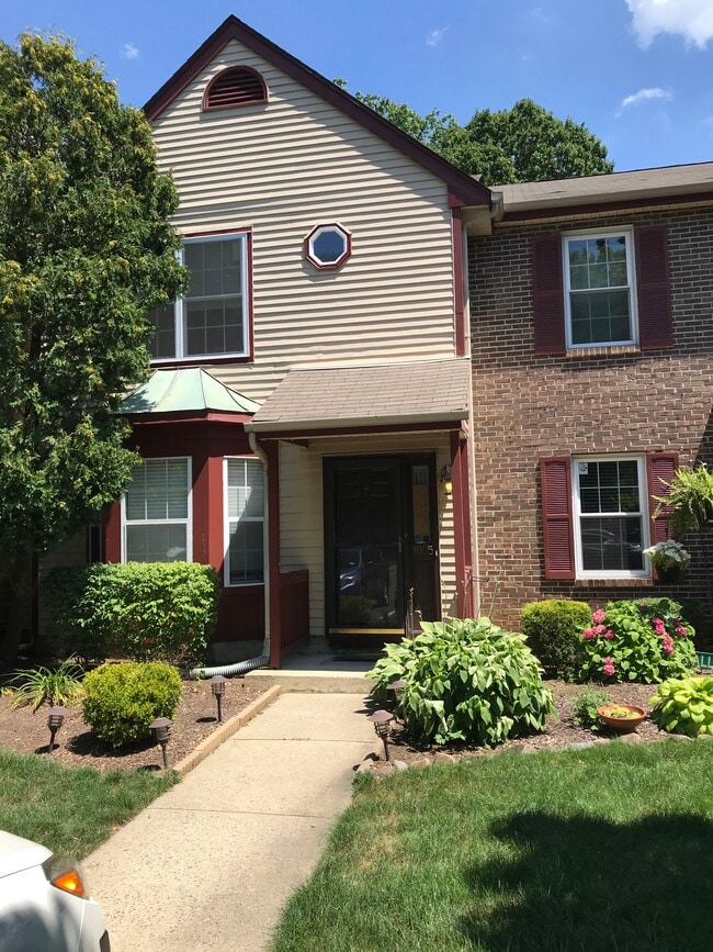Building Photo - 1005 Hemlock Ct