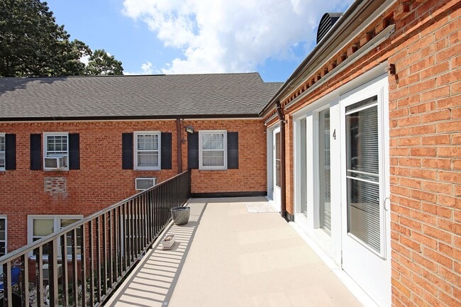 Building Photo - Student-Friendly Ivy Rd Apartment Near Foo... Unit Ivy Rd 2114 #04