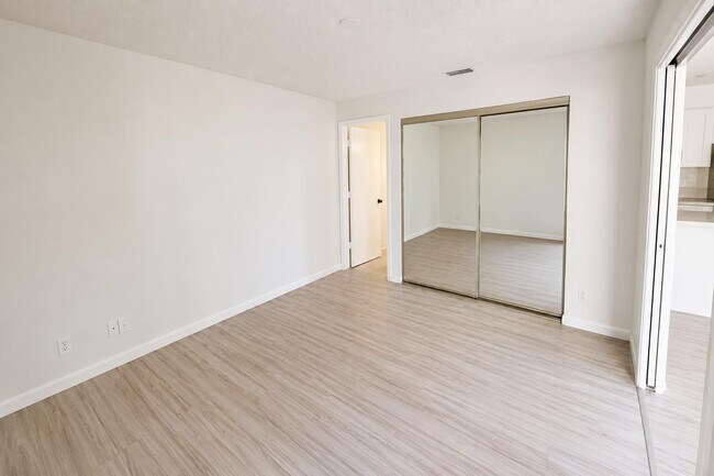 Photo - 612 Executive Center Dr Unidad 207