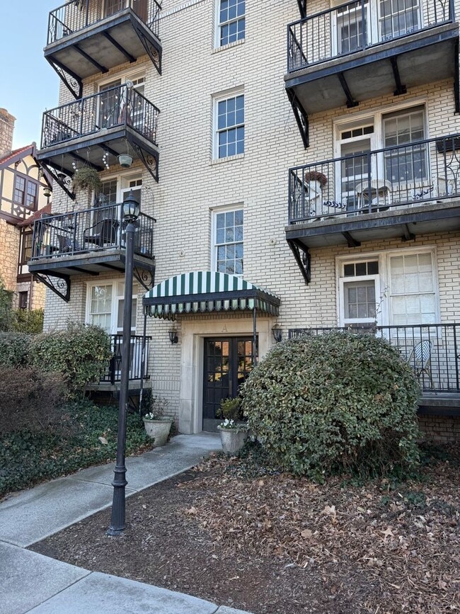 Building Photo - Fully Furnished & Newly Renovated 2 Bedroom Convenient to Moses Cone Hospital - Flexible Lease Te...