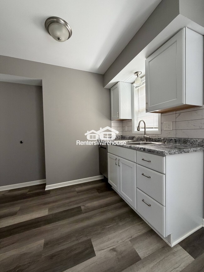 Photo - 723 Tyler St NE