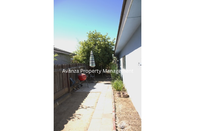 Photo - 1 Year Lease
1 Bed 
1 Bath 
Rent: $850 +$100 (All utilities included)
Deposit: $1,500
Available: ... Unit B