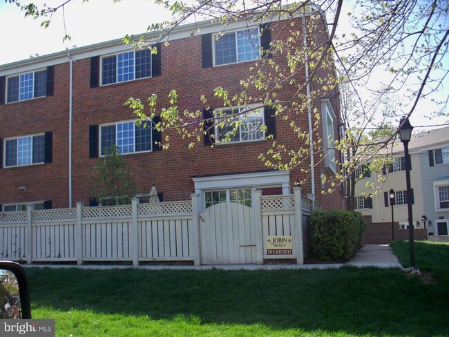 Building Photo - 1601 N Van Dorn St Unit 1601A