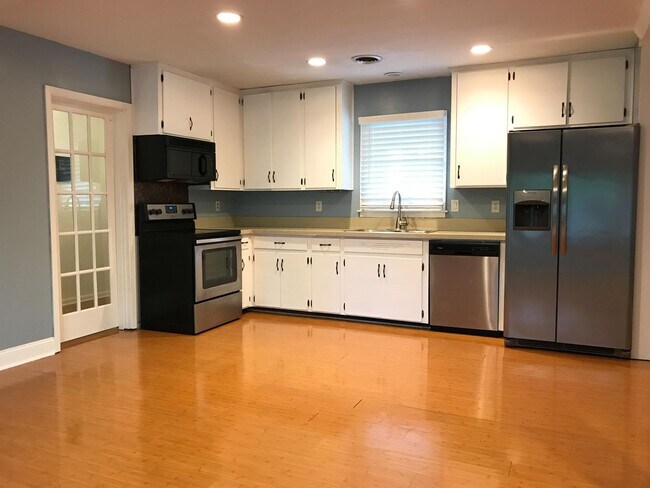 Photo - ** 3 Bed 2 Bath located behind Faulkner ** Call the self showing number to schedule a tour 334-36...