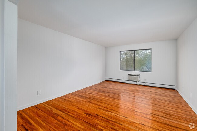 1BR, 1BA - 756SF - Living Room