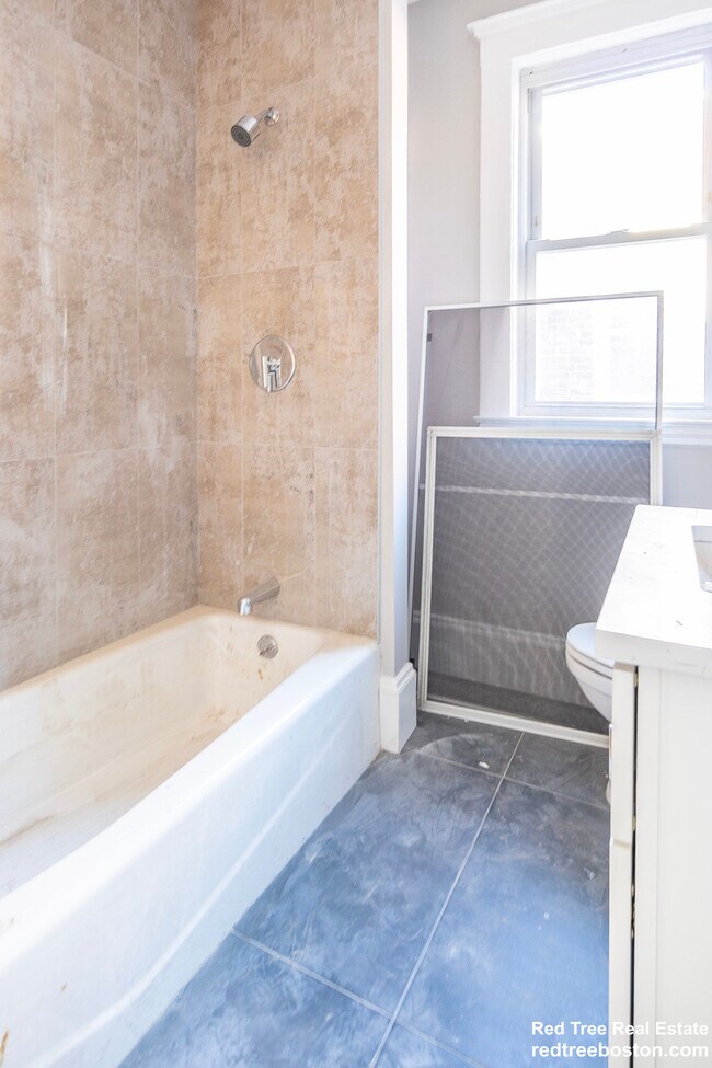 Photo - 190 Kelton Unit 3