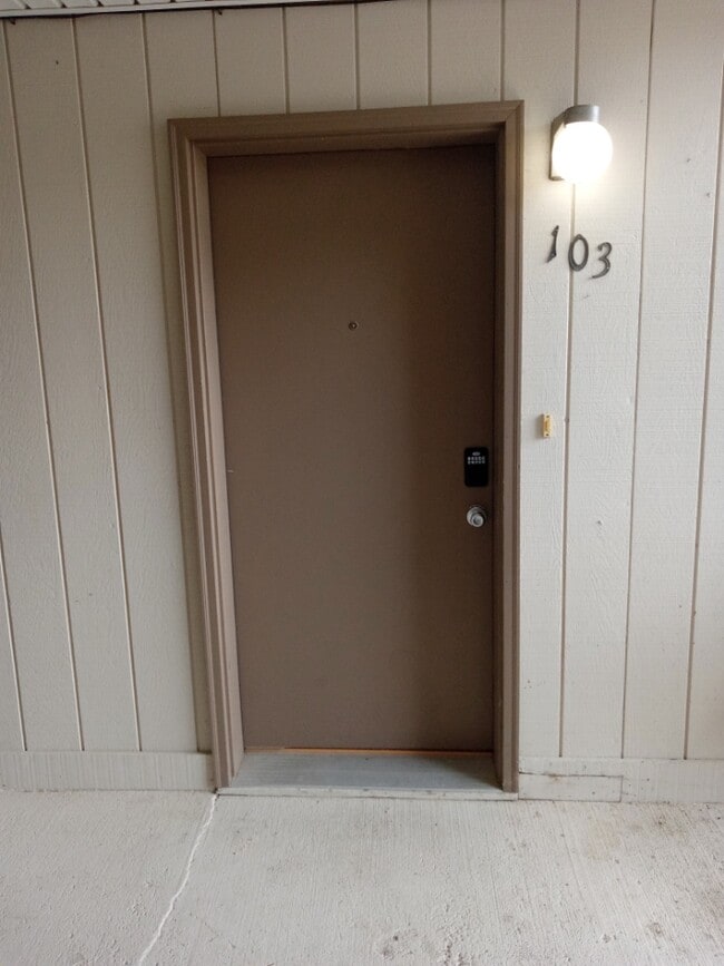 Building Photo - 125 Crescent Lake Rd Unit 103