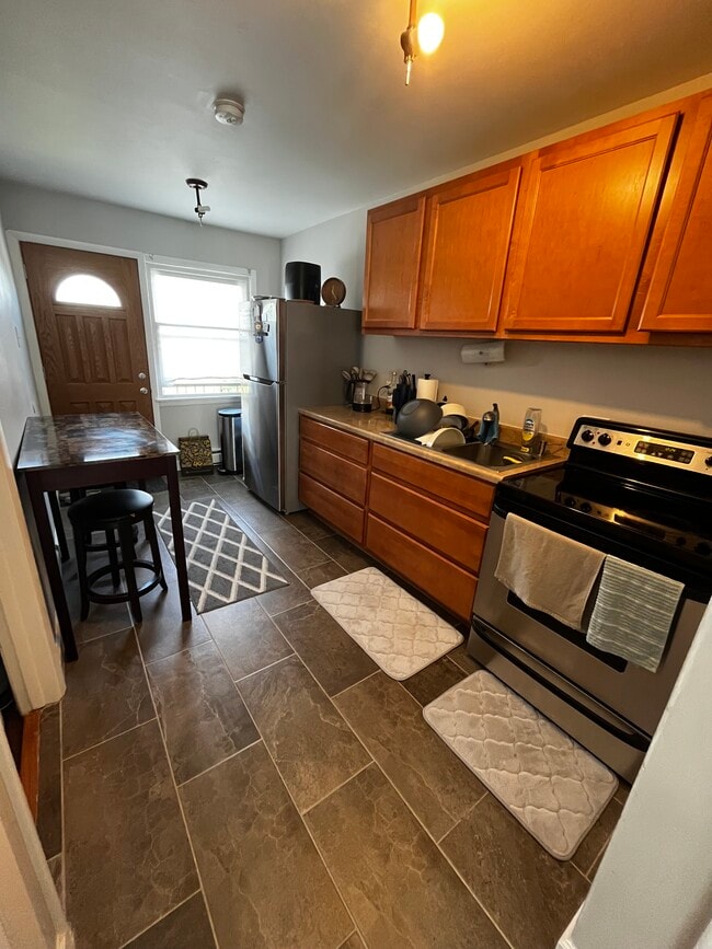 Building Photo - 488 E 5th Ct Unit B