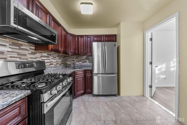 Photo - 125 College Dr