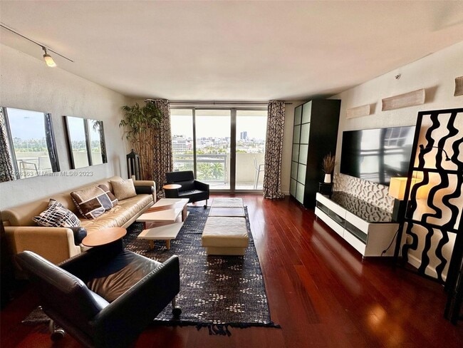 spacious living space with amazing view of south beach - 1500 Bay Rd Unit 1002
