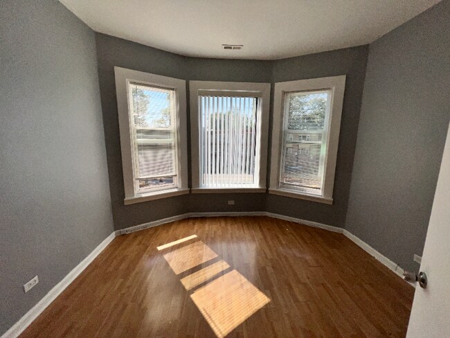 Photo - 2701 E 75th Pl Unidad -2