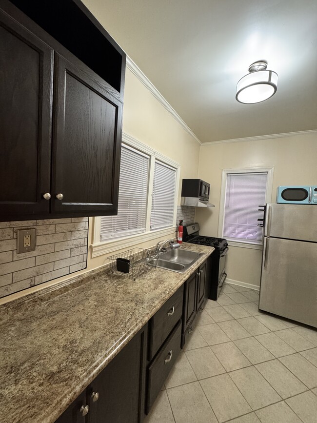 Kitchen - 305 4th Ave Unit 1